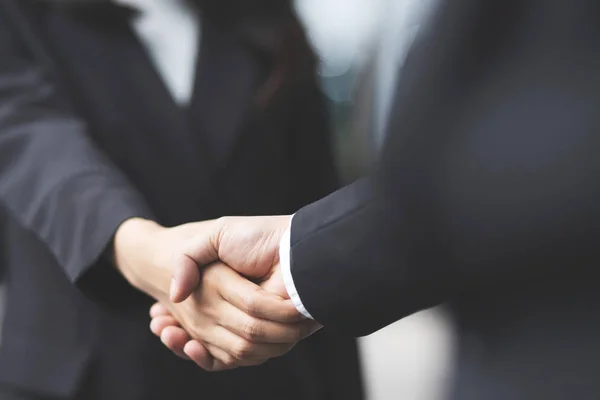 Gros Plan D Un Homme D Affaires Poignee De Main Femme D Affaires Entre Deux Collegues Ok Reussir Dans Les Affaires Tenant La Main Partenaire Ensemble Stock Photo