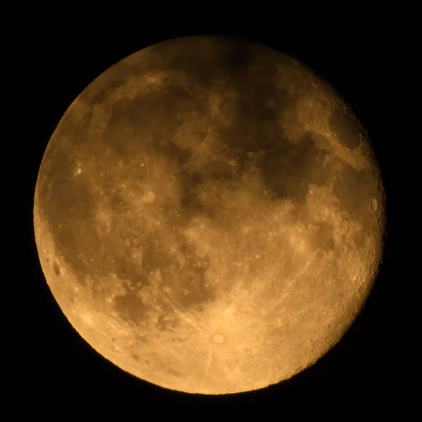 满月和白云 — 图库照片