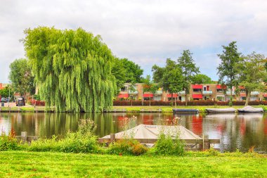 Haarlem, Hollanda - 07 Temmuz 2018: Canal tekneler yaz aylarında ile. Modern Hollanda mimari.