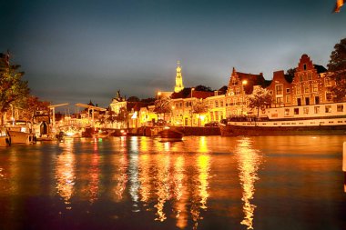 Haarlem, Hollanda - 07 Temmuz 2018: Spaarne nehir gece eski Haarlem tarihi binalar ile. Tipik Hollanda Mimarlık.