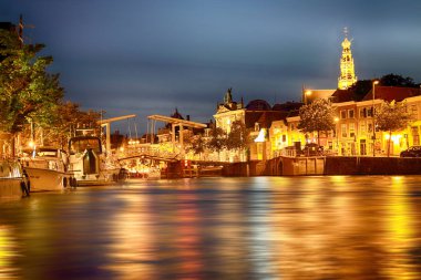 Haarlem, Hollanda - 07 Temmuz 2018: Spaarne nehir gece eski Haarlem tarihi binalar ile. Tipik Hollanda Mimarlık.