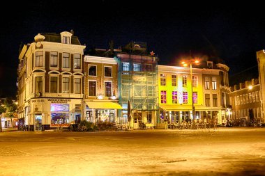 Haarlem, Hollanda - 07 Temmuz 2018: Gece eski Haarlem tarihi binalarda. Tipik Hollanda Mimarlık.