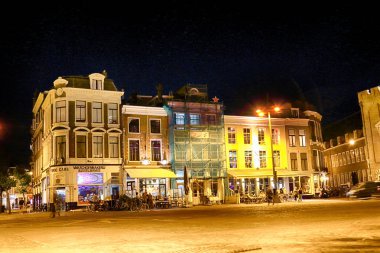 Haarlem, Hollanda - 07 Temmuz 2018: Gece eski Haarlem tarihi binalarda. Tipik Hollanda Mimarlık.