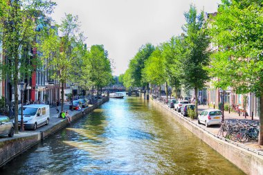 Amsterdam, Hollanda - 08 Temmuz 2018: Yaz aylarında teknelerle Canal. Eski Amsterdam tarihi evlerde. Tipik Hollanda Mimarlık.