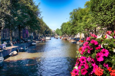 Amsterdam, Hollanda - 08 Temmuz 2018: Yaz aylarında teknelerle Canal. Eski Amsterdam tarihi evlerde. Tipik Hollanda Mimarlık.