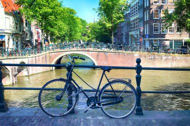Amsterdam, Hollanda - 08 Temmuz 2018: Klasik Bisiklet ve eski Amsterdam'ın tarihi evler. Tipik Hollanda görünümü.