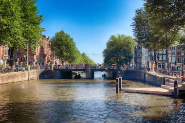 Amsterdam, Hollanda - 08 Temmuz 2018: Yaz aylarında teknelerle Canal. Eski Amsterdam tarihi evlerde. Tipik Hollanda Mimarlık.