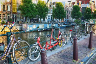 Amsterdam, Hollanda - 08 Temmuz 2018: Klasik Bisiklet ve eski Amsterdam'ın tarihi evler. Tipik Hollanda görünümü.
