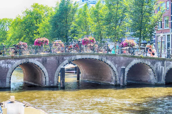 Amsterdam Nizozemsko Července 2018 Historický Most Budovy Starém Amsterdam Typická — Stock fotografie