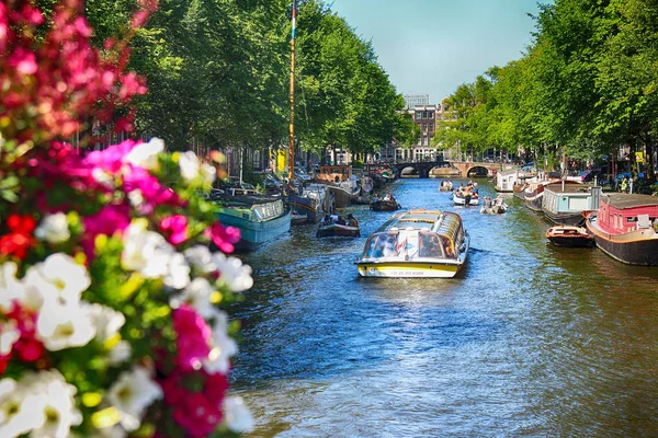 Amsterdam, Hollanda - 08 Temmuz 2018: Yaz aylarında teknelerle Canal. Eski Amsterdam tarihi evlerde. Tipik Hollanda Mimarlık.