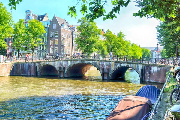 Amsterdam Nizozemsko Července 2018 Kanál Čluny Létě Historické Domy Starém — Stock fotografie