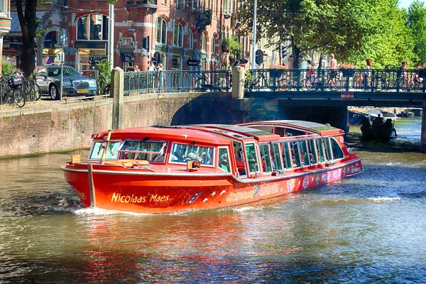 Amsterdam Nizozemsko Července 2018 Kanál Čluny Létě Historické Domy Starém — Stock fotografie