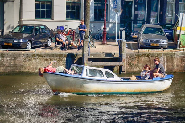 夏にはボートでアムステルダム オランダ 2018 アムステルダム旧市街の歴史的な家 典型的なオランダの建築物 — ストック写真