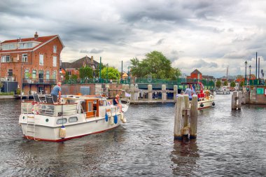 Haarlem, Hollanda - 09 Temmuz 2018: Canal tekneler yaz aylarında ile. Modern Hollanda mimari.