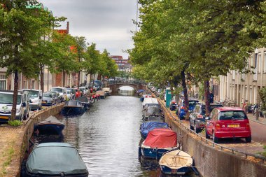Haarlem, Hollanda - 09 Temmuz 2018: Canal eski Haarlem tarihi evleriyle. Tipik Hollanda Mimarlık.