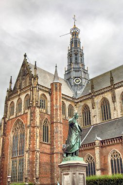 Haarlem, Hollanda - 09 Temmuz 2018: Saint Bavo Katedrali ve tarihi eski Haarlem evlerde. Tipik Hollanda Mimarlık.