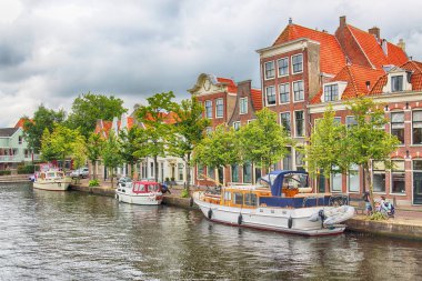 Haarlem, Hollanda - 09 Temmuz 2018: Canal eski Haarlem tarihi evleriyle. Tipik Hollanda Mimarlık.