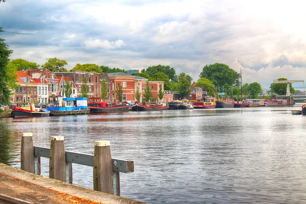 哈勒姆 2018年7月09日 运河与历史房子在老哈勒姆 典型的荷兰建筑 — 图库照片