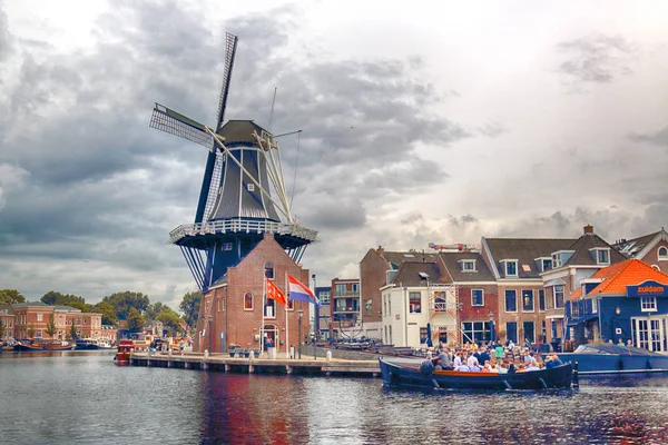 Haarlem Nederland Juli 2018 Spaarne Rivier Met Molen Adriaan Prachtige — Stockfoto