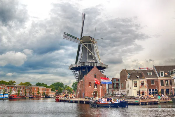 Haarlem Hollanda Temmuz 2018 Yel Değirmeni Adriaan Ile Spaarne Nehir — Stok fotoğraf