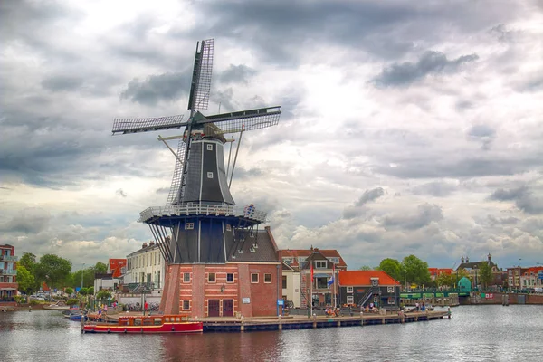 Haarlem Pays Bas Juillet 2018 Rivière Spaarne Avec Moulin Vent — Photo