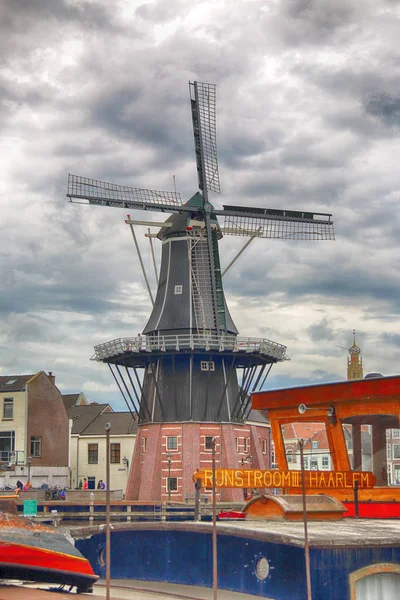 Haarlem Nizozemsko Července 2018 Řeky Spaarne Větrným Mlýnem Adriaan Krásné — Stock fotografie