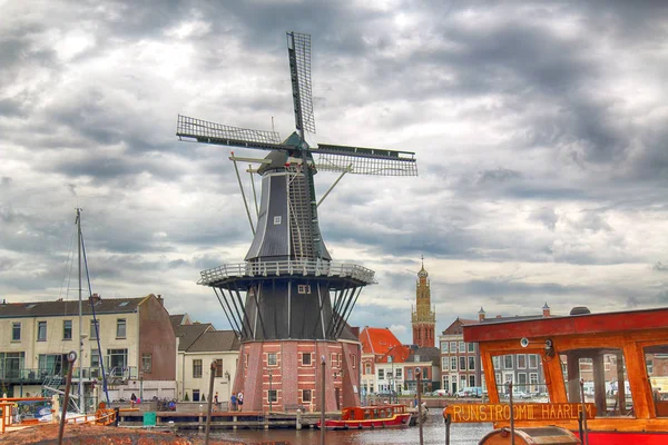 哈勒姆 2018年7月09日 Spaarne 河与风车 Adriaan 和美丽的云彩 典型的荷兰建筑 — 图库照片