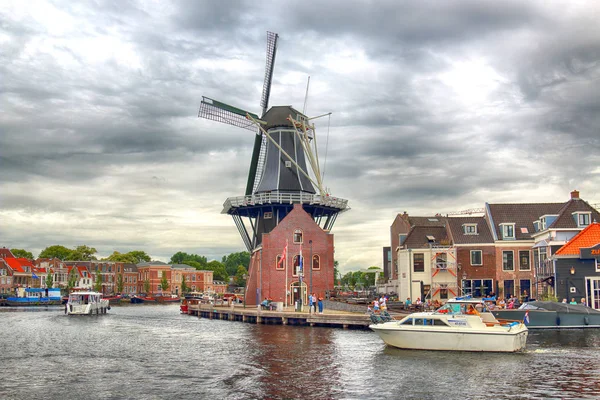 哈勒姆 2018年7月09日 Spaarne 河与风车 Adriaan 和美丽的云彩 典型的荷兰建筑 — 图库照片