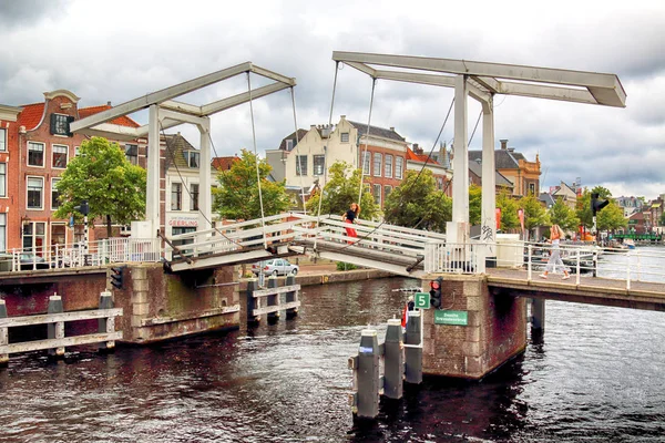 ハールレム オランダ 2018 Spaarne 川に架かる跳ね橋を Gravestenen 典型的なオランダの建築物 — ストック写真