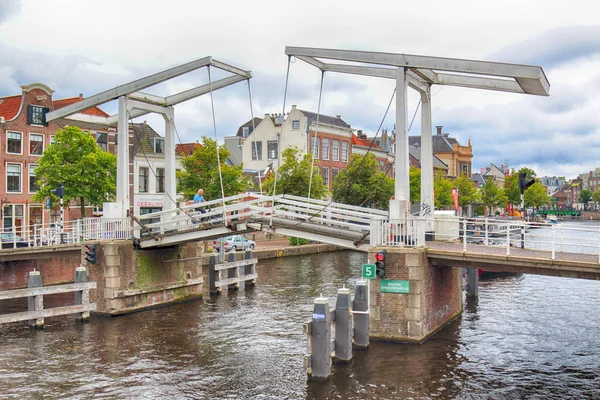 ハールレム オランダ 2018 Spaarne 川に架かる跳ね橋を Gravestenen 典型的なオランダの建築物 — ストック写真