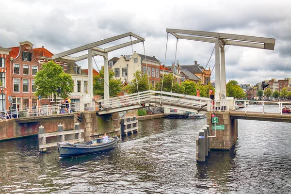 哈勒姆 2018年7月09日 Gravestenen 吊桥在 Spaarne 典型的荷兰建筑 — 图库照片