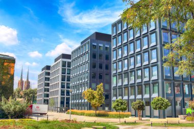 Wroclaw, Polonya - 28 Temmuz 2018: Yeşil gün (2012-2014 yılında inşa edilmiş) ofisleri ve yeşil 2 gün Wroclaw (2017 yılında inşa edilmiş) ofisleri. Mimarlar: Mackow Pracownia Projektowa, Wroclaw, Polonya.