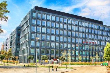 Wroclaw, Polonya - 28 Temmuz 2018: Yeşil gün (2012-2014 yılında inşa edilmiş) ofisleri ve yeşil 2 gün Wroclaw (2017 yılında inşa edilmiş) ofisleri. Mimarlar: Mackow Pracownia Projektowa, Wroclaw, Polonya.