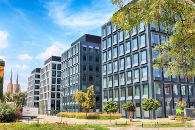 Wroclaw, Polonya - 28 Temmuz 2018: Yeşil gün (2012-2014 yılında inşa edilmiş) ofisleri ve yeşil 2 gün Wroclaw (2017 yılında inşa edilmiş) ofisleri. Mimarlar: Mackow Pracownia Projektowa, Wroclaw, Polonya.