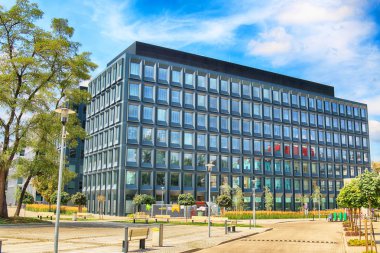 Wroclaw, Polonya - 28 Temmuz 2018: Yeşil 2 gün Wroclaw (2017 yılında inşa edilmiş) ofisleri. Mimarlar: Mackow Pracownia Projektowa, Wroclaw, Polonya.