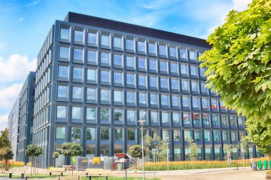 Wroclaw, Polonya - 28 Temmuz 2018: Yeşil 2 gün Wroclaw (2017 yılında inşa edilmiş) ofisleri. Mimarlar: Mackow Pracownia Projektowa, Wroclaw, Polonya.