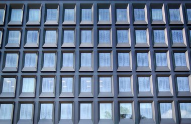 Wroclaw, Polonya - 28 Temmuz 2018: Yeşil 2 gün Wroclaw (2017 yılında inşa edilmiş) ofisleri. Mimarlar: Mackow Pracownia Projektowa, Wroclaw, Polonya.