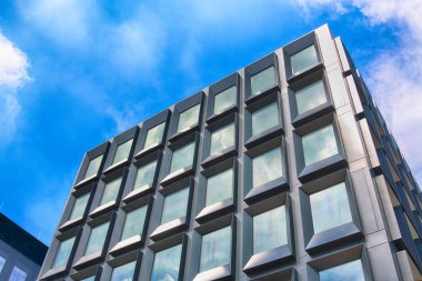 Wroclaw, Polonya - 28 Temmuz 2018: Yeşil 2 gün Wroclaw (2017 yılında inşa edilmiş) ofisleri. Mimarlar: Mackow Pracownia Projektowa, Wroclaw, Polonya.