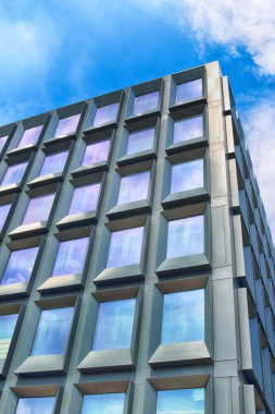 Wroclaw, Polonya - 28 Temmuz 2018: Yeşil 2 gün Wroclaw (2017 yılında inşa edilmiş) ofisleri. Mimarlar: Mackow Pracownia Projektowa, Wroclaw, Polonya.