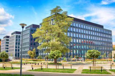 Wroclaw, Polonya - 28 Temmuz 2018: Yeşil gün (2012-2014 yılında inşa edilmiş) ofisleri ve yeşil 2 gün Wroclaw (2017 yılında inşa edilmiş) ofisleri. Mimarlar: Mackow Pracownia Projektowa, Wroclaw, Polonya.