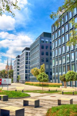 Wroclaw, Polonya - 28 Temmuz 2018: Yeşil gün (2012-2014 yılında inşa edilmiş) ofisleri ve yeşil 2 gün Wroclaw (2017 yılında inşa edilmiş) ofisleri. Mimarlar: Mackow Pracownia Projektowa, Wroclaw, Polonya.