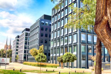 Wroclaw, Polonya - 28 Temmuz 2018: Yeşil gün (2012-2014 yılında inşa edilmiş) ofisleri ve yeşil 2 gün Wroclaw (2017 yılında inşa edilmiş) ofisleri. Mimarlar: Mackow Pracownia Projektowa, Wroclaw, Polonya.