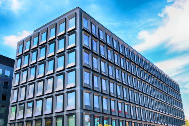 Wroclaw, Polonya - 28 Temmuz 2018: Yeşil 2 gün Wroclaw (2017 yılında inşa edilmiş) ofisleri. Mimarlar: Mackow Pracownia Projektowa, Wroclaw, Polonya.