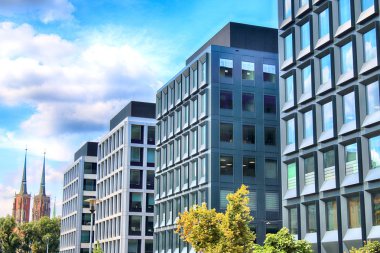 Wroclaw, Polonya - 28 Temmuz 2018: Yeşil gün (2012-2014 yılında inşa edilmiş) ofisleri ve yeşil 2 gün Wroclaw (2017 yılında inşa edilmiş) ofisleri. Mimarlar: Mackow Pracownia Projektowa, Wroclaw, Polonya.