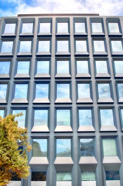 Wroclaw, Polonya - 28 Temmuz 2018: Yeşil 2 gün Wroclaw (2017 yılında inşa edilmiş) ofisleri. Mimarlar: Mackow Pracownia Projektowa, Wroclaw, Polonya.