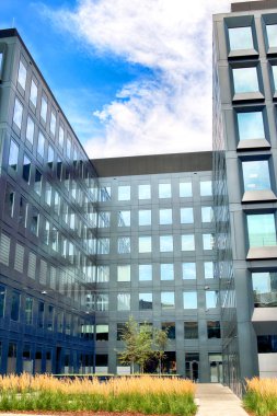 Wroclaw, Polonya - 28 Temmuz 2018: Yeşil 2 gün Wroclaw (2017 yılında inşa edilmiş) ofisleri. Mimarlar: Mackow Pracownia Projektowa, Wroclaw, Polonya.