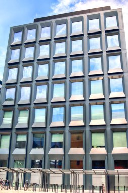 Wroclaw, Polonya - 28 Temmuz 2018: Yeşil 2 gün Wroclaw (2017 yılında inşa edilmiş) ofisleri. Mimarlar: Mackow Pracownia Projektowa, Wroclaw, Polonya.