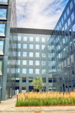 Wroclaw, Polonya - 28 Temmuz 2018: Yeşil 2 gün Wroclaw (2017 yılında inşa edilmiş) ofisleri. Mimarlar: Mackow Pracownia Projektowa, Wroclaw, Polonya.