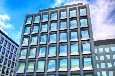 Wroclaw, Polonya - 28 Temmuz 2018: Yeşil 2 gün Wroclaw (2017 yılında inşa edilmiş) ofisleri. Mimarlar: Mackow Pracownia Projektowa, Wroclaw, Polonya.