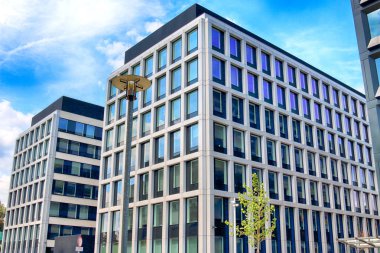 Wroclaw, Polonya - 28 Temmuz 2018: Yeşil gün ofisleri Wroclaw (2012-2014 yılında inşa edilmiş). Mimarlar: Mackow Pracownia Projektowa, Wroclaw, Polonya.